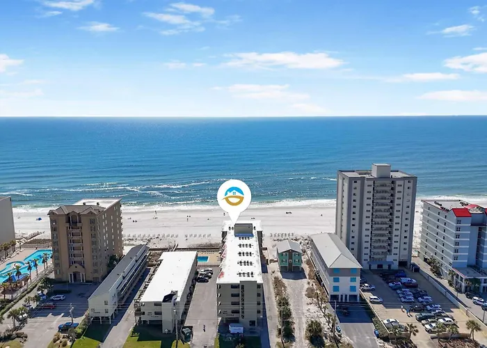 Beachfront Corner With Pool Access & Free Activities Holiday home