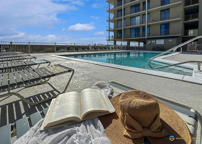 Beachfront Corner With Pool Access & Free Activities Holiday home *