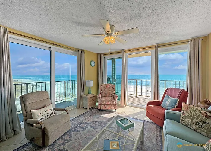 Beachfront Corner With Pool Access & Free Activities Holiday home