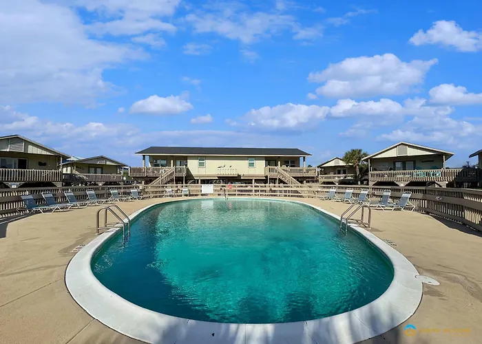 Beachfront Corner With Pool Access & Free Activities Holiday home