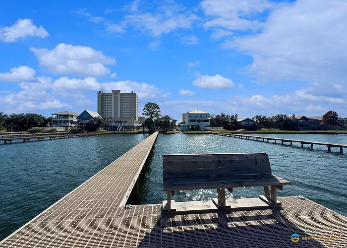 Beachfront Corner With Pool Access & Free Activities Holiday home